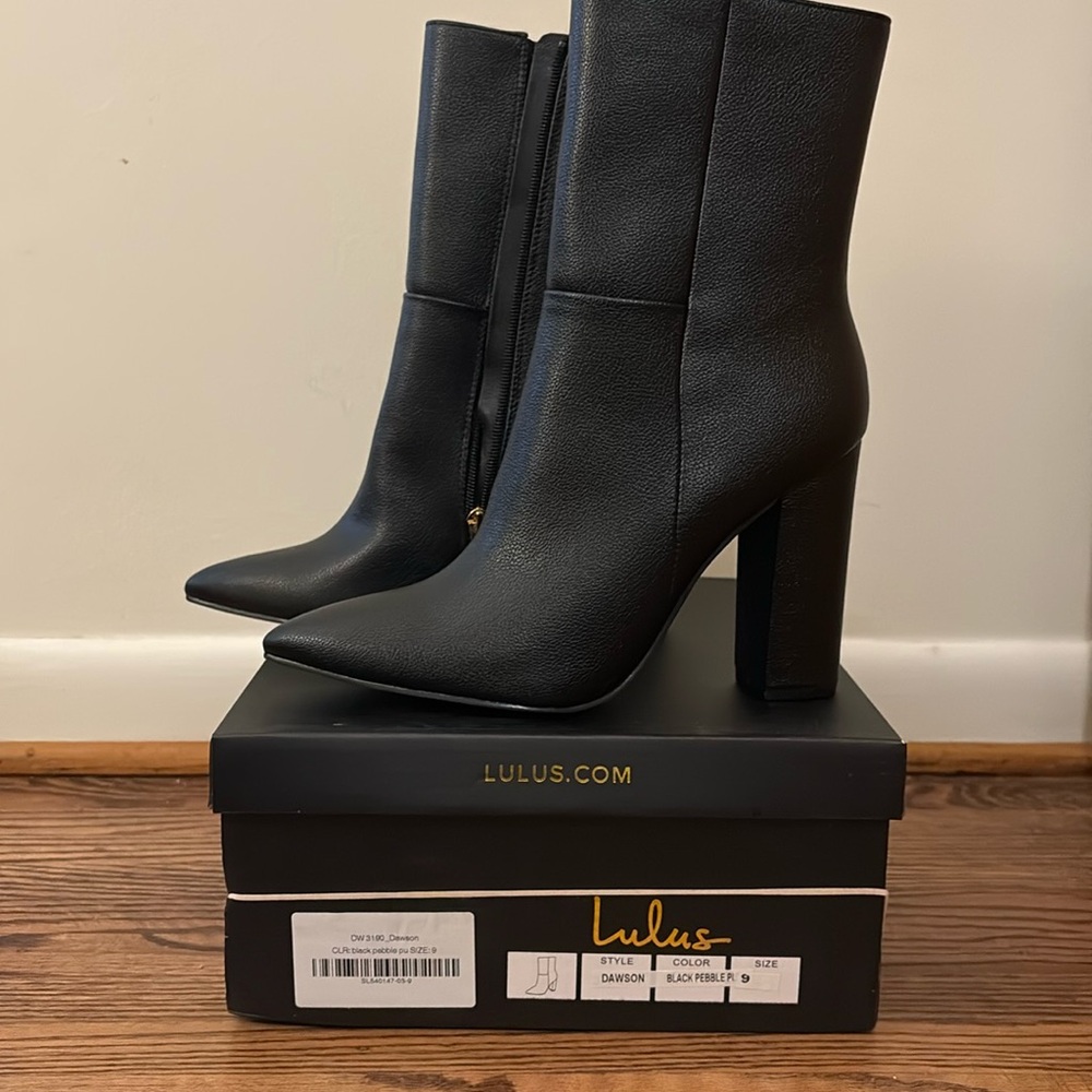 New in box Lulus Dawson heel boots 9